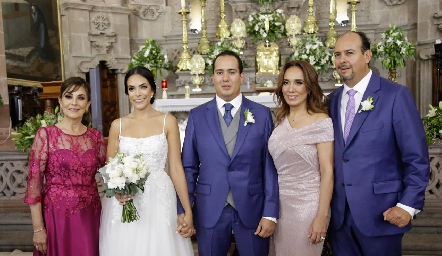  Carlos Sánchez y Ana Laura Rodríguez con sus papás.