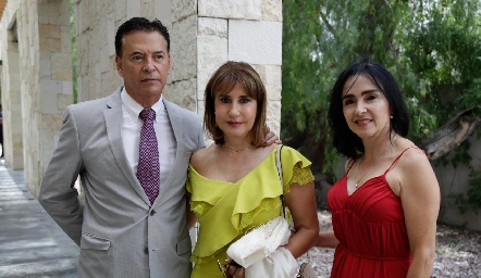  Samuel González, María Teresa Mejía y Claudia Vázquez.