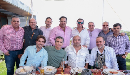  Gustavo González con sus amigos.