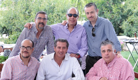  Gustavo González con sus amigos.