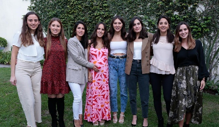 Claudia Antunes con sus mejores amigas.