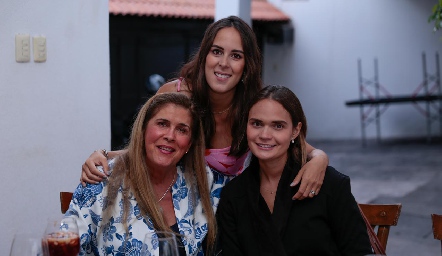  Carla Martínez Lavín, Claudia Antunes y Miriam García.