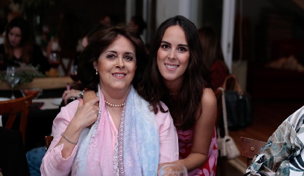  María Eugenia Martínez con su nieta Claudia Antunes.