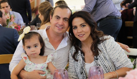 Christian Almazán y Fer Castillo con su hija Macarena.