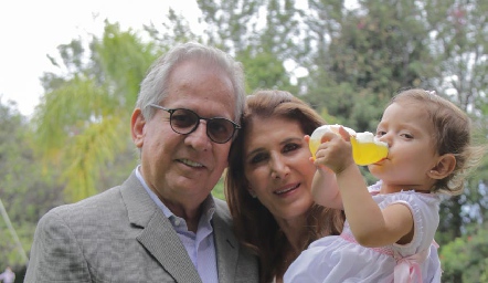  Miguel Torres Corzo y Mónica Hernández con su nieta Paula.