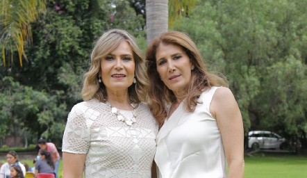  María Amelia Vargas y Mónica Hernández, abuelas de Amelia.