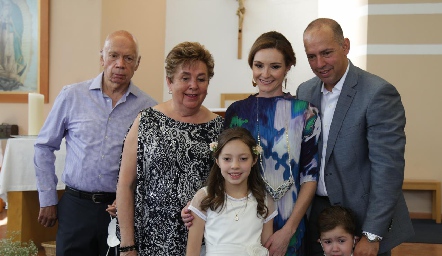  Dani con sus abuelos y sus papás.