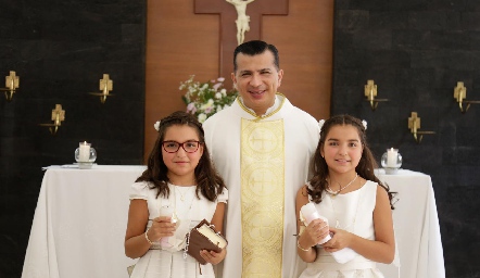  Romina y Paulina con el Padre Rubén Pérez.