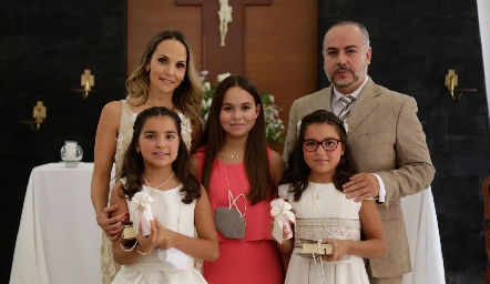  Con sus papás y hermana.