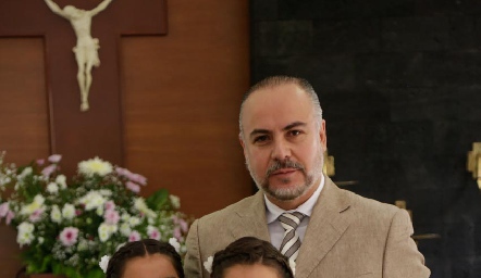  Edmundo Garduño con sus hijas.