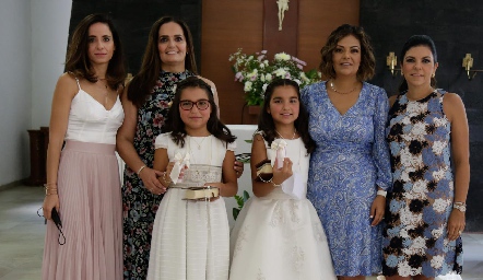  Con sus madrinas.