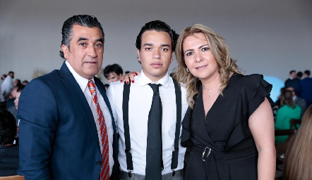  Manuel Flores y Arizbé Huerta con su hijo Manuel.