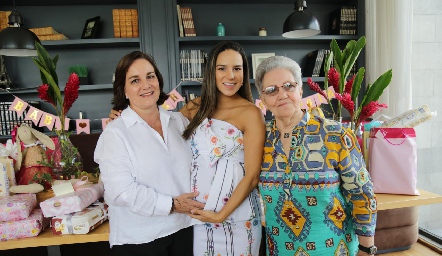 Sandra con su mamá y su abuela.