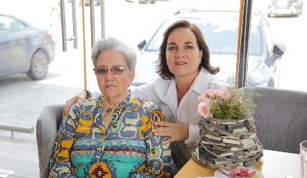  Enriqueta Mendiola y Sandra Estúa.