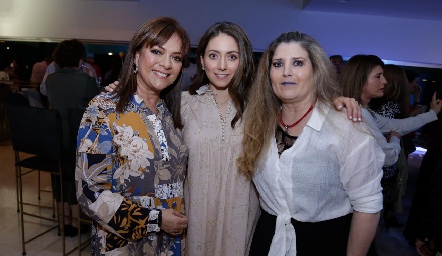  Nayelli con su mamá Alejandra Zulaica y su suegra Silvia Foyo.