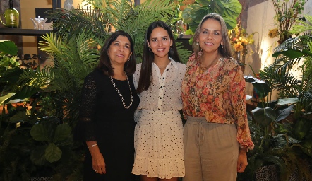 La novia con su suegra y su mamá, Lourdes Bocard de Duarte, Cristina Dávila y Toyita Villalobos de Dávila.