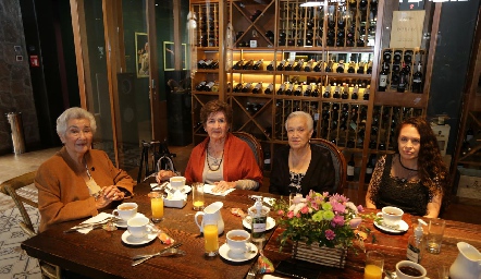  Bertha, Matilde y Margarita Meraz con Ivonne.