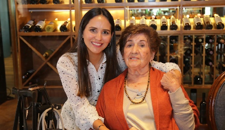  Cristina Dávila con Matilde Luz Meraz de Bocard, abuela de su prometido.