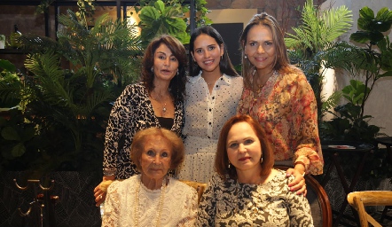  Claudia Sánchez de Dávila, Cristina Dávila, Toyita Villalobos de Dávila, Alicia Martínez y Alicia Dávila.