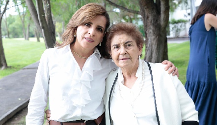  Ana Emelia Tobías con su suegra Chata Espinosa.