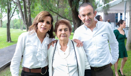  Chata Espinosa con Ana Emelia Tobías y Alejandro Pérez.