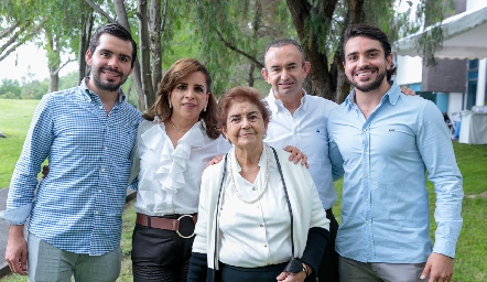  Chata Espinosa con la familia Pérez Tobías.