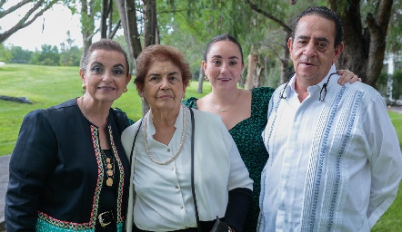  Chata Espinosa con la familia Cordero Pérez.