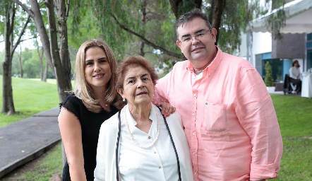   Chata Espinosa con Elizabeth y Juan Carlos Pérez.