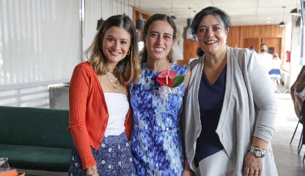  Sofía Medina y Luli Medina con su mamá Lourdes Del Valle.