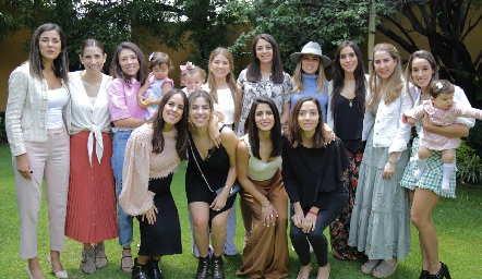  Isa Villanueva y Elizabeth Treviño con sus amigas y sus hijas.