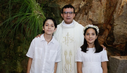  José María y Begoña con el Padre Chava.