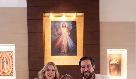 María Paula con sus padrinos Gaby Alvarado y Alejandro Zamanillo.
