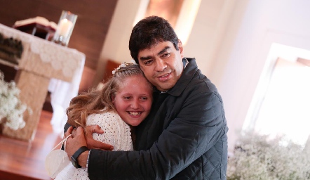  María Paula Salazar con su tío Luis Torres.