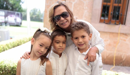  Rosy Mercado con sus nietos.
