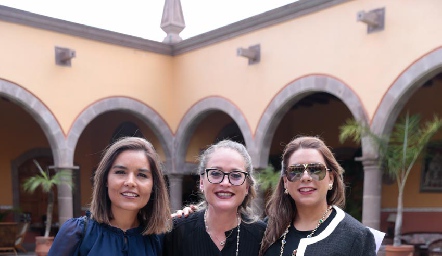 Lorena, Jessica y Maribel Torres.