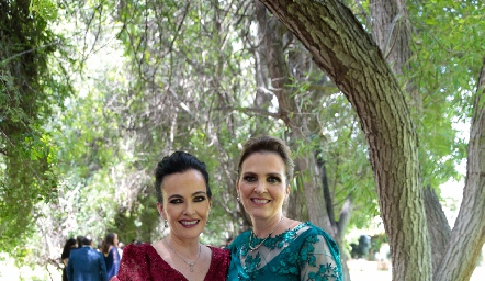  Lourdes y Gabriela Gómez Valle.