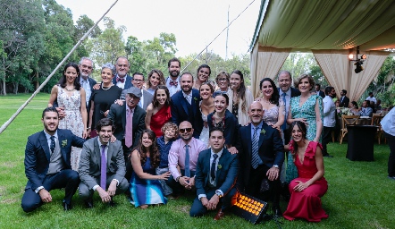  Los recién casados con la familia Cosío.