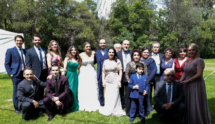  Los recién casados con la familia Díaz.
