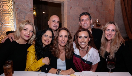 Jade Leija, Marcela Meade, Luis Miguel Meade, Liliana Martí, Ylenia Rodríguez, Bernardo Haro y Mónica Rodríguez.