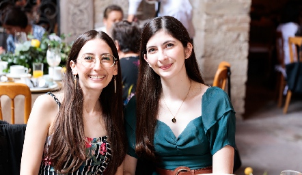  Montserrat y Mariana Álvarez.
