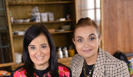  Lety Pérez y Morena Pérez con su mamá Carmelita Espinosa.