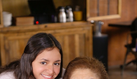  Valeria del Valle con su abuela Carmelita Espinosa.