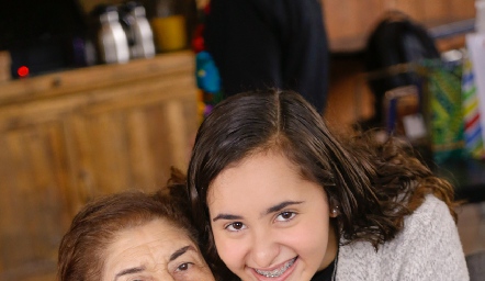  Carmelita Espinosa con su nieta Lety del Valle.
