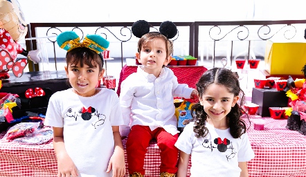 Alejandro Ávila Zapata con sus hermanas Marcela y Pau.