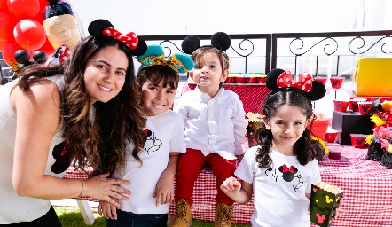  Marcela Zapata con sus hijos Marcela, Ale y Pau.