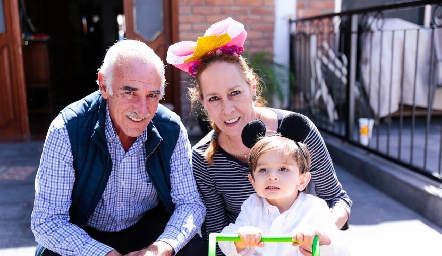  Ale con sus abuelos Alejandro Zapata y Marcela Suárez.