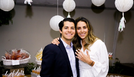  Arturo Hernández y Regina Oliva se comprometieron en matrimonio.