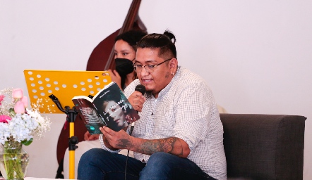 Presentación del libro LUZ PALABRA  y un mensaje.