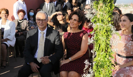  Alfonso Ledezma y Tere Raymond de Ledezma, papás de la novia.