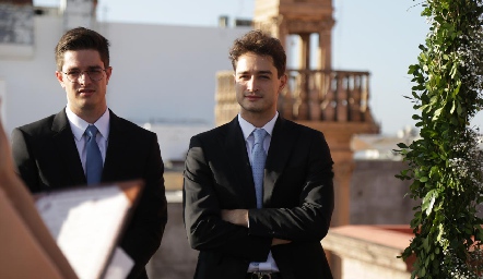  Alejandro y Carlos Torres Carpizo.